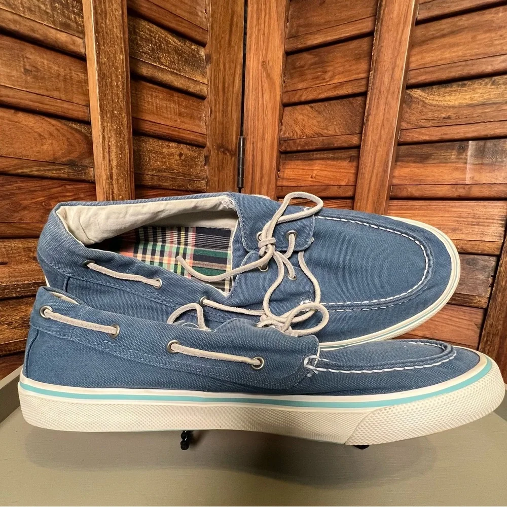 Sperry Men's Blue Canvas Boat Shoes. Perfect for summer. Casual and comfortable.